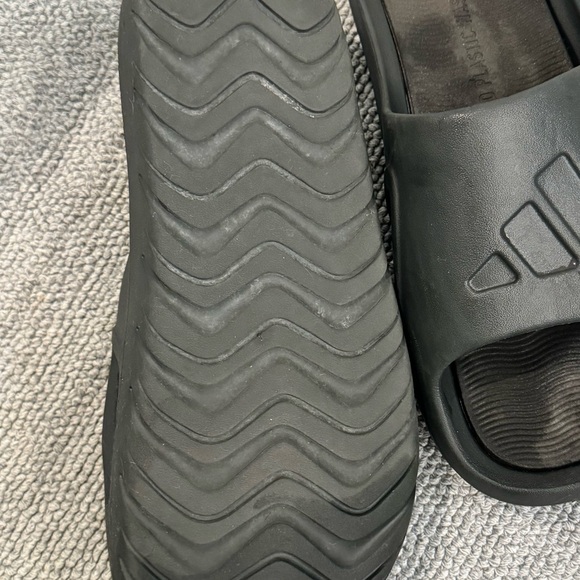 Adidas size 11 slides like new - Picture 2 of 2